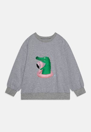 Sudadera gris con bordado de un cocodrilo verde y una flamenco rosa. Presenta un corte de cuello redondo y puños y dobladillo acanalados. Textura de tejido suave.