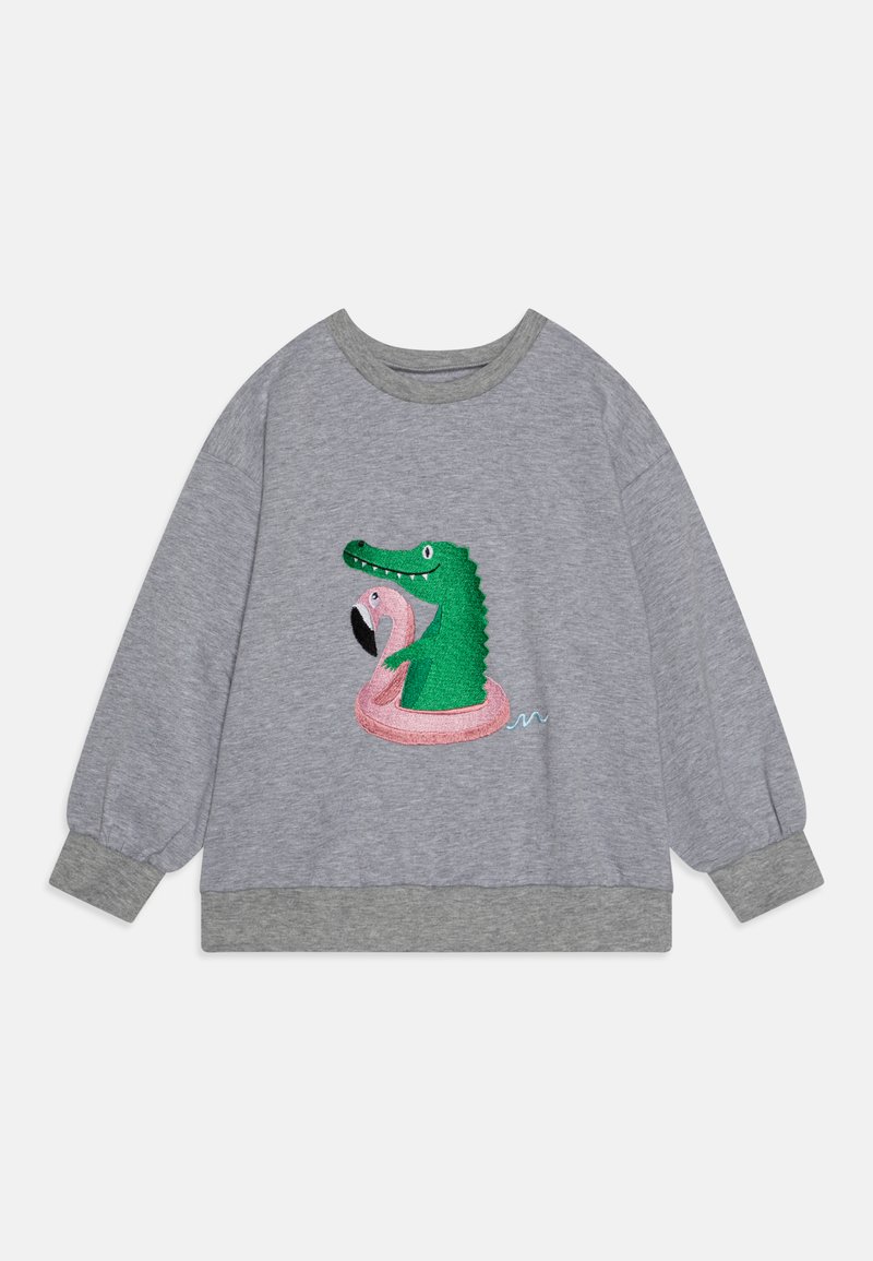Sweatshirt gris avec une broderie de crocodile vert et de flamant rose. Il présente un col rond et des poignets et un ourlet en côtes. Texture de tissu douce.