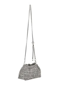 Harmaa kangaslaukku teksturoidulla kuviolla, rypytetyllä yläosalla ja hopeanvärisellä ketjuhihnalla, jossa pieniä helmiä koristeena.