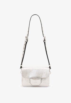 Borsa a tracolla in pelle metallizzata argento con una finitura testurizzata, flap pieghevole e tracolla regolabile nera e bianca. Design minimalista.