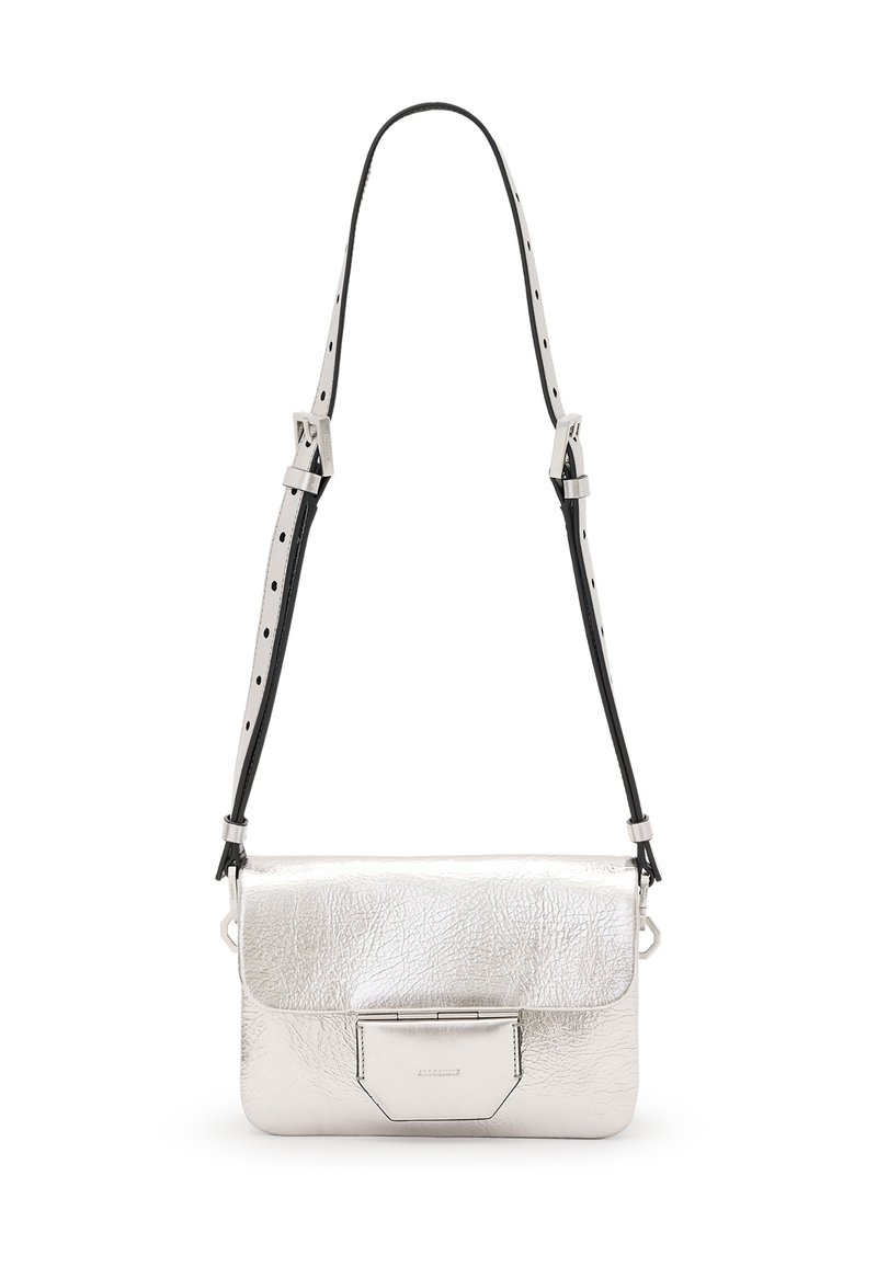 Silberne metallische Leder-Crossbody-Tasche mit strukturiertem Finish, umklappbarem Deckel und verstellbarem Schwarz-Weiß-Gurt. Minimalistisches Design.