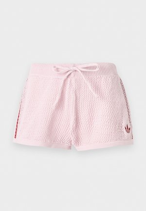 Jasnoróżowe dzianinowe szorty z prążkowanym paskiem w talii, sznurkiem do wiązania, czerwonymi paskami po bokach oraz małym haftowanym logo marki na lewym spodzie.