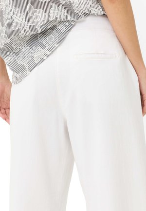 BRAX, STYLE MEGAN S - Jeans Relaxed Fit - white