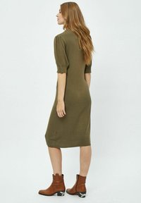 PEPPERCORN TANA NECK HALF SLEEVE  - Svetríkové šaty - capers