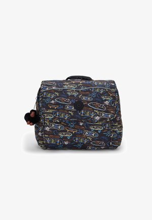 Schwarzer Rucksack mit bunten Mustern von Skateboard und Surfbrett. Verfügt über einen oberen Griff und einen affenförmigen Anhänger, der an einem Reißverschluss befestigt ist.