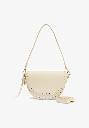 Borsa a tracolla in pelle beige con forma arrotondata, caratterizzata da borchie dorate lungo il bordo, una sottile tracolla e una tracolla rimovibile.