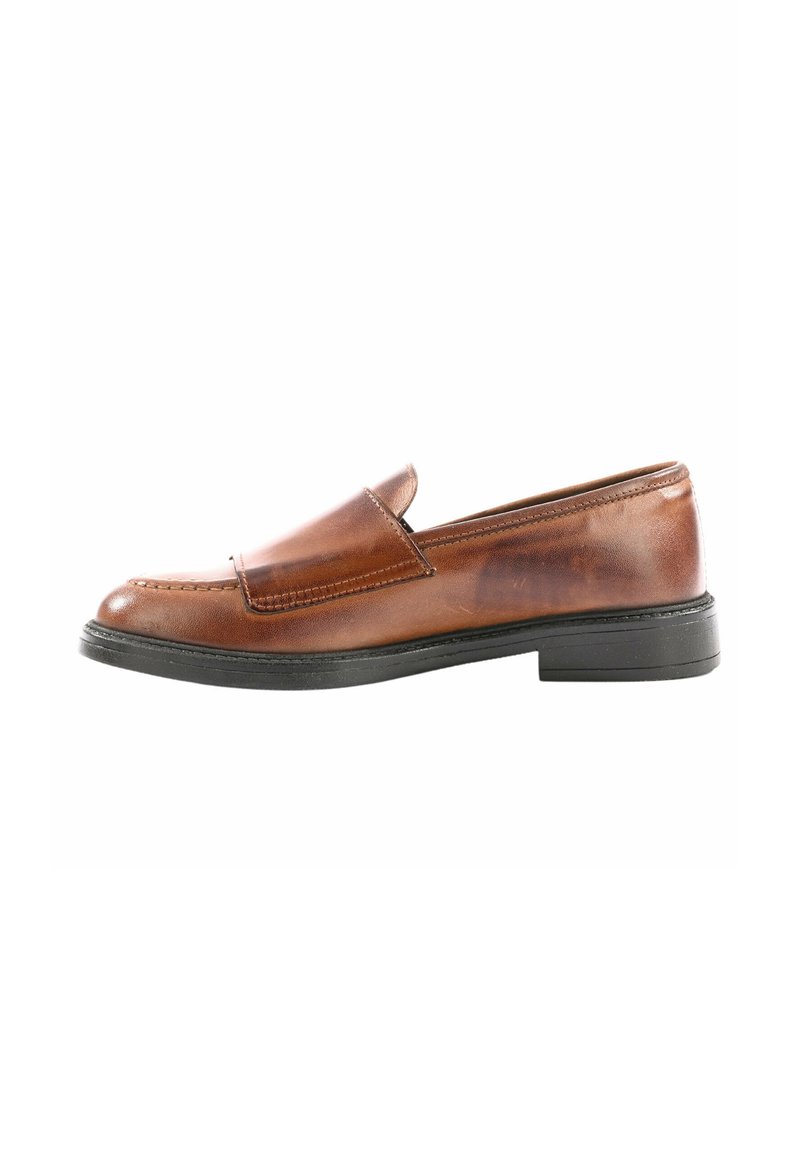 Scarpa in pelle marrone senza lacci con punta rotonda, dettagli cuciti e suola nera in gomma bassa. Superficie liscia con minimi accenti.