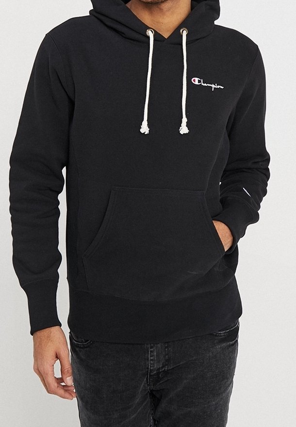 Sudadera negra de tejido suave con un bolsillo canguro frontal, capucha ajustable con cordón y logo bordado en el pecho.