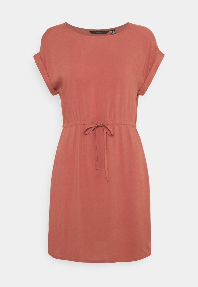 Robe à manches courtes couleur rouille avec un col rond et un nœud à la taille à l'avant, présentée sur un fond uni.