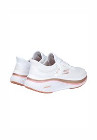 Zapatillas deportivas blancas con parte superior de malla texturizada, que cuentan con una suela acolchada con acentos en rosa y beige y un diseño ligero.