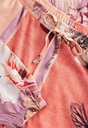 Șorturi cu model floral în nuanțe de piersică și lavandă, dotate cu un brâu elastic și un șnur pentru ajustarea mărimii.