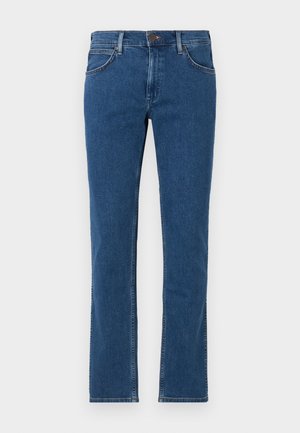 Jean en denim bleu coupe droite avec fermeture à bouton et zip à l’avant, passants de ceinture et design à cinq poches sur fond blanc.