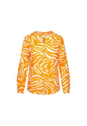 Blouse orange à manches longues avec des rayures blanches zébrées, un col sans col et une patte boutonnée sur fond blanc.