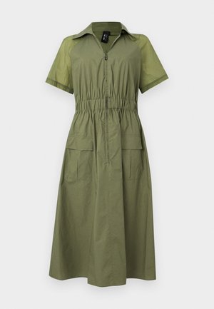 Olivgrünes Midikleid mit kurzen Ärmeln, Frontreißverschluss, elastischem Bund, Kragen und zwei aufgesetzten Fronttaschen mit Klappen.