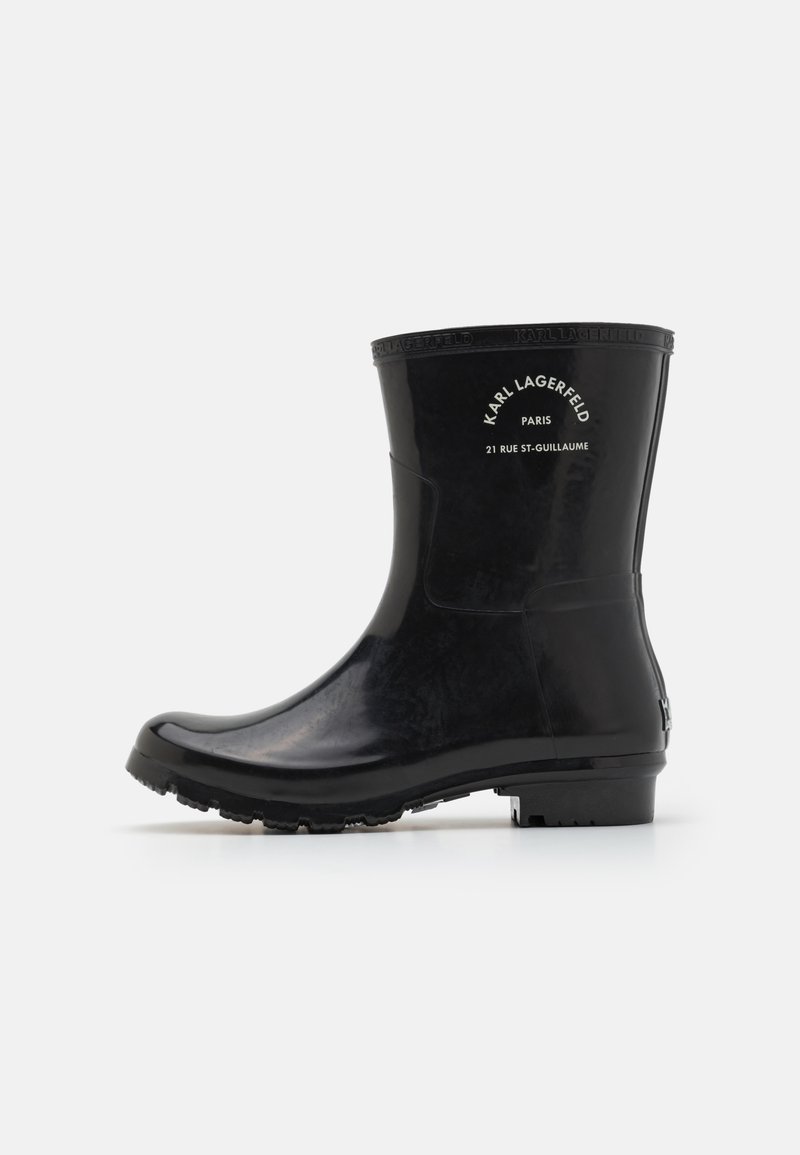 Juodas vandeniui atsparus guminis kulkšninis botas su tekstūruotu paviršiumi, logotipo detalėmis ir žemu profiliu, turinčiu raštuotą protektorių.
