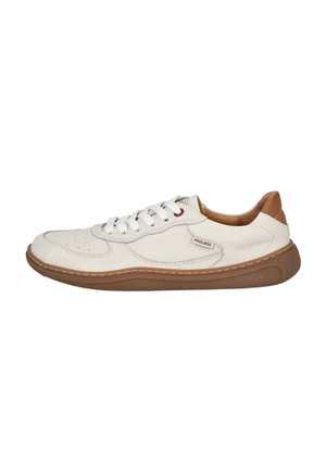 Zapatilla de cuero blanca con acentos marrones, que presenta una puntera redonda, un diseño perforado en la caja de los dedos y una suela de goma con detalles de costura.