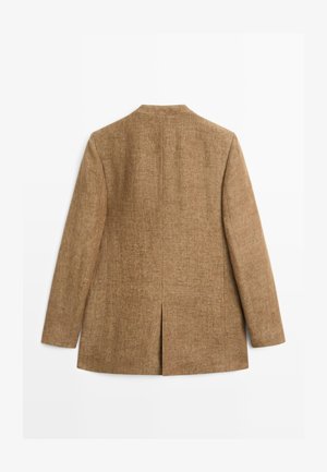 Blazer marron texturé à manches longues vu de dos, avec une couture centrale et une unique fente en bas.