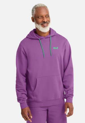 Felpa con cappuccio in pile viola con una tasca a marsupio, coulisse verdi e logo. Presenta una vestibilità comoda e polsini e orlo a coste.