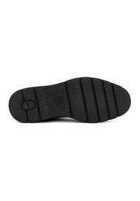 Suela de zapato de goma negra con superficie texturizada, que presenta surcos horizontales y un logotipo circular. Diseño plano, adecuado para uso casual.