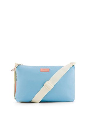 Sac bandoulière rectangulaire bleu clair avec sangle crème ajustable et petite étiquette rouge indiquant "Bensimon" à l'avant.