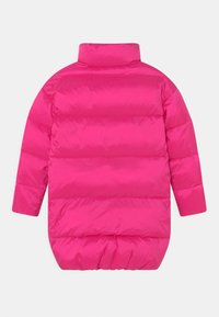 Vaaleanpunainen pöyhkeä takki, jossa on korkea kaulus, tikattu muotoilu sekä elastiset helma ja hihansuut. Valmistettu kiiltävästä, kevyestä materiaalista.