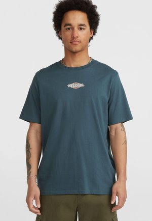 Teal bomulds T-shirt med korte ærmer, rund halsudskæring og et centralt O'Neill-logo i en diamantform. Har en afslappet pasform.