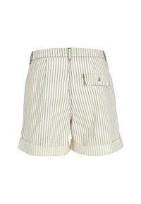 Pantaloni corto a righe realizzati in un tessuto leggero. Presentano una vita alta, orli arrotolati e una singola tasca posteriore con chiusura a bottone.