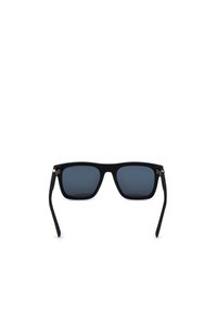 Lunettes de soleil noires rectangulaires avec des verres teintés et des branches légèrement courbées sur fond blanc.