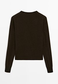 Pull en maille marron foncé à manches longues avec col rond, montré de dos sur un fond blanc uni.