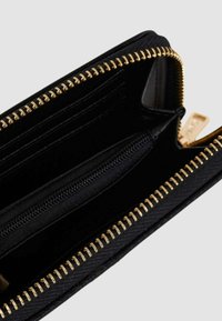 Portafoglio in tessuto nero con dettagli della cerniera dorati, multiple fessure per carte e un compartimento centrale con cerniera per monete o piccoli oggetti.