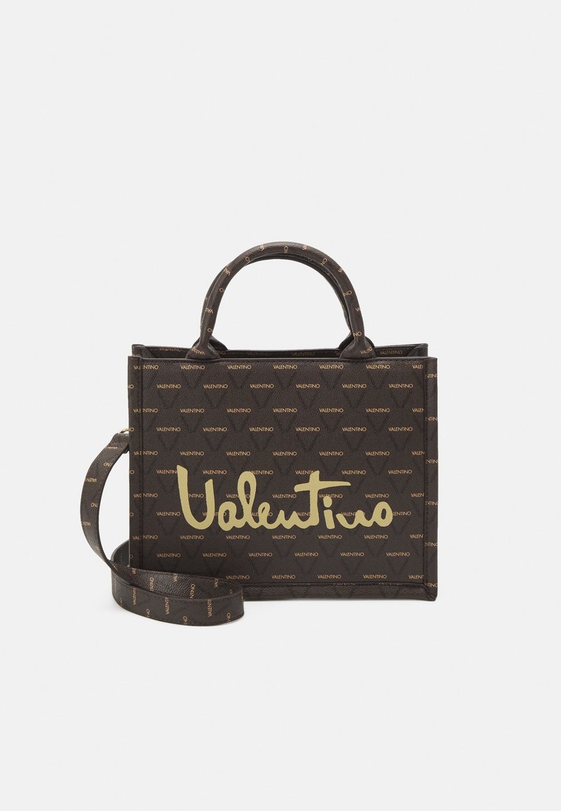 Ruskea käsilaukku, jossa on kultainen "Valentino"-logo, rakenteellinen muotoilu, kaksinkertaiset kahvat ja irrotettava olkahihna. Logokuviointi koko laukussa.