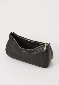 Schwarze Lederpouch mit Reißverschluss, ausgestattet mit goldfarbenem Zubehör, einer strukturierten Oberfläche und einem geprägten Logo auf der Vorderseite.