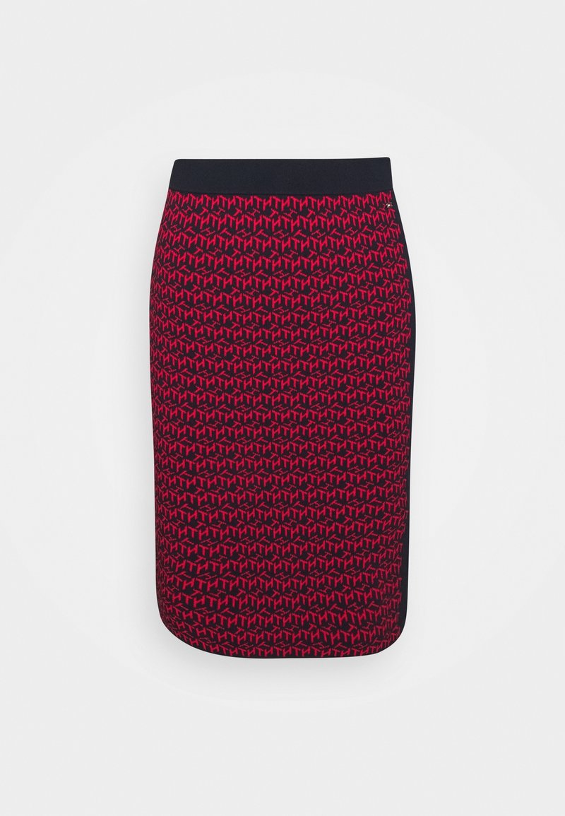 Jupe crayon rouge et noire avec un motif géométrique répétitif et une ceinture noire unie sur un fond blanc uni.