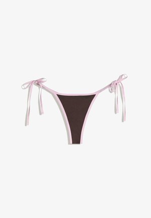 Brauner Bikinihöschen mit pinkfarbenem Rand, mit seitlichen Bindebändern und minimalistischem Design. Weiches Material mit glatter Textur.