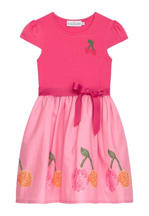 Rosa kurzärmeliges Kleid mit Kirschenstickerei auf der Brust, Satin-Schleife an der Taille und Rock, der mit strukturierten Kirschen in Rosa- und Orangetönen verziert ist.