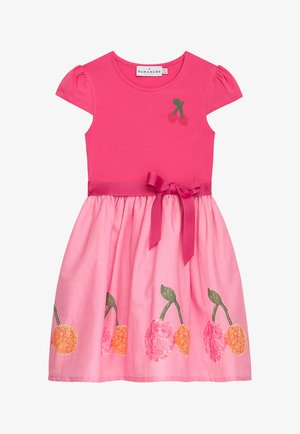 Rosa kurzärmeliges Kleid mit Kirschenstickerei auf der Brust, Satin-Schleife an der Taille und Rock, der mit strukturierten Kirschen in Rosa- und Orangetönen verziert ist.
