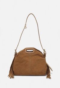 Brūna zamša rokassoma ar augšējo roktura izgriezumu, regulējamu plecu siksnu un pušķiem abās pusēs uz vienkārša balta fona.