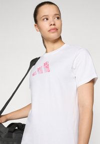 adidas Sportswear Nyomott mintás póló - white
