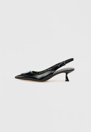 Svarte slingback-sko i skinnende lakkskinn med spiss tupp, teksturert overflate og liten hæl. Innvendig har de et mønstret for.