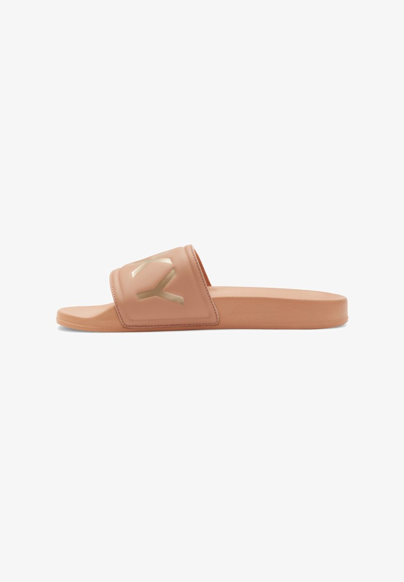 Sandale à glissière rose clair avec une large sangle texturée dotée d'un design à découpes géométriques, un semelle intérieure lisse et une semelle plate minimaliste.