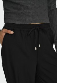 ONLY MIT WEITEM WEITER BEINSCHNITT HOHE TAILLE - Pantaloni - black