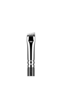 Pennello per il trucco argento con punta piatta e angolata, dotato di setole bianche morbide e un manico metallico elegante, che mostra una superficie liscia.