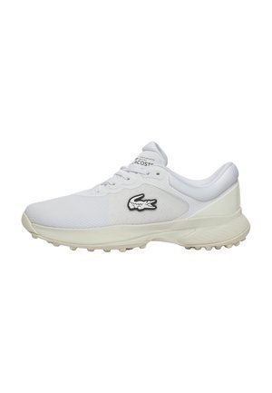 Witte sportschoen met mesh bovenwerk, dikke zool en rubberen tractie-buitenzool. Bevat een zwart Lacoste-logo aan de zijkant.