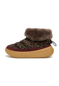 Stivale con stampa leopardata, caratterizzato da un risvolto in faux fur marrone, dettagli color marsala e una suola in gomma beige chunky con superficie testurizzata.