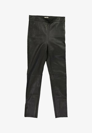 Pantalon en cuir noir taille haute avec détails de couture et fermeture éclair sur le côté droit.