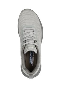Hellgraue Skechers-Sneaker mit gestricktem Obermaterial, Schnürdesign, gepolstertem Schaft und Innensohle aus Memory-Schaum, von oben betrachtet.