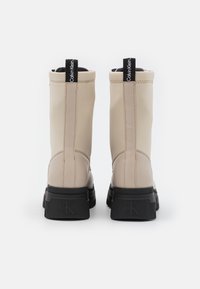 Calvin Klein Jeans CHUNKY COMBAT LACEUP ZIP - Botines con plataforma - eggshell