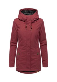 Czerwona, kapturowa kurtka z zamkiem z przodu, elastycznymi sznurkami i dwoma przednimi kieszeniami. Charakteryzuje się gładką fakturą i dłuższym tylnym obszyciem.