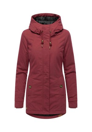 Rød jakke med hætte, lynlås foran, elastiske snore og to forlommer. Har en glat tekstur og en længere bagkant.