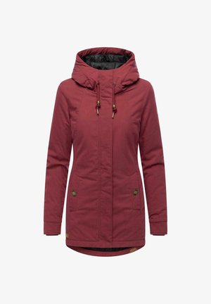 Rød hettejakke med glidelås foran, elastiske snorer og to frontlommer. Har en glatt tekstur og en lengre bakhems.